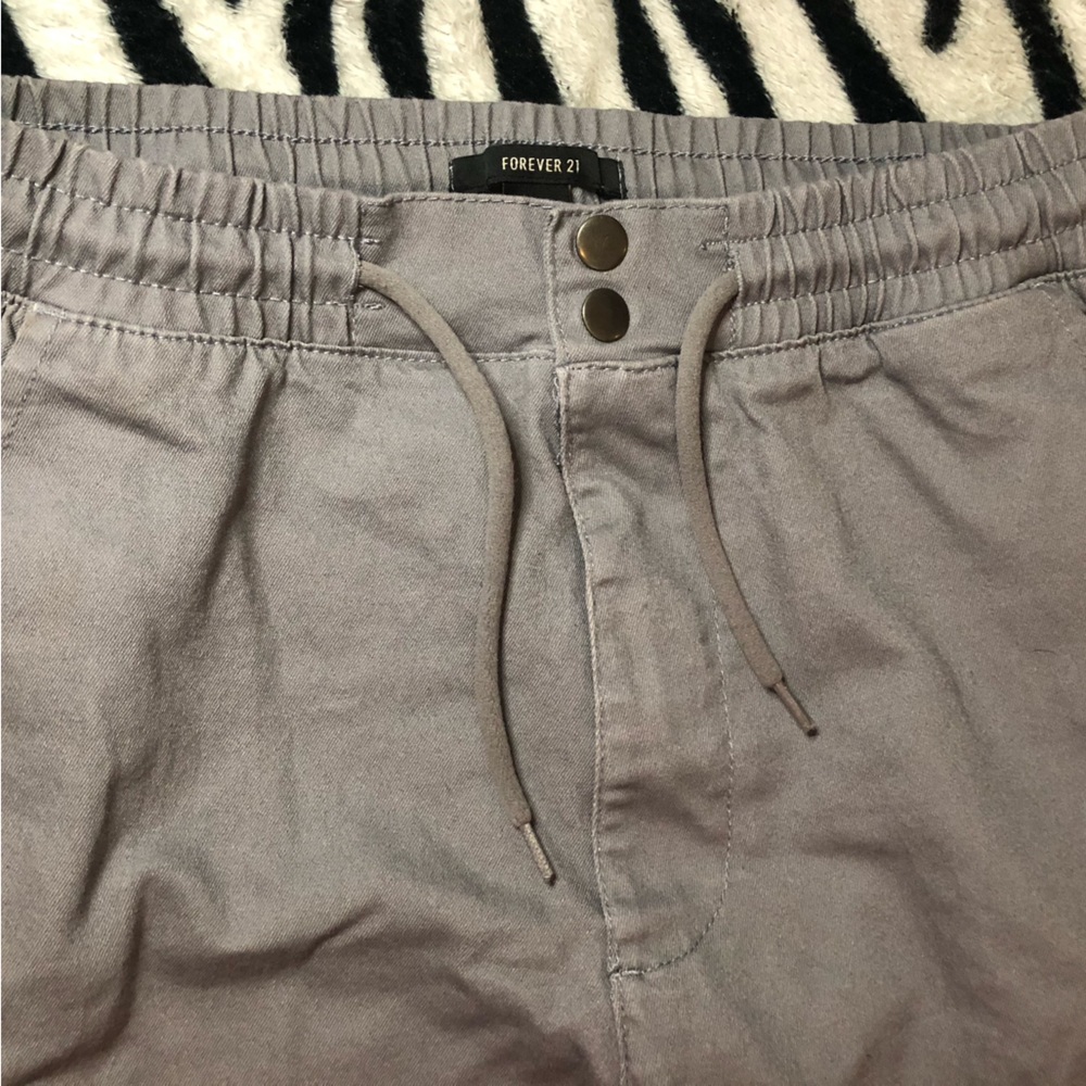 FOREVER 21 GREY CARGO JEANS